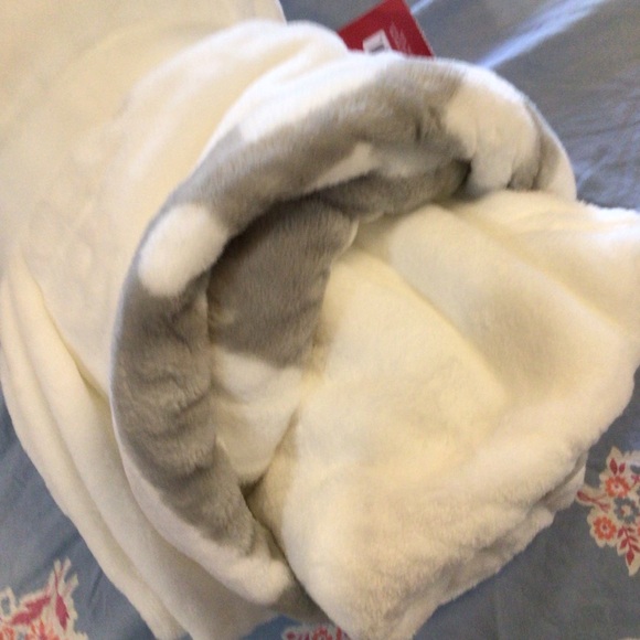 COMFORT & JOY Hallmark blanket - Picture 4 of 6